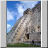 Uxmal - Pyramide des Wahrsagers, Westseite (vom Haus der Vögel aus gesehen)