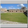Uxmal - Haus der Nonnen, Blick auf den Innenhof in östlicher Richtung, hinten die Spitze der Pyramide des Wahrsagers