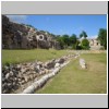 Uxmal - Ballspielplatz, hinten das Haus der Nonnen