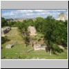 Uxmal - Blick auf den nördlichen Teil der archäolog. Zone von der Plattform mit dem Palast des Gouverneurs aus: hinten links das Haus der Nonnen, davor der Ballspielplatz, hinten rechts die Pyramide des Wahrsagers