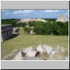 Uxmal - Blick auf den nördlichen Teil der archäolog. Zone von der Plattform mit dem Palast des Gouverneurs aus: links das Haus der Schildkröten, in der Mitte das Haus der Nonnen, rechts die Pyramide des Wahrsagers