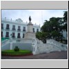 Merida - El Gran Hotel und ein Denkmal am Parque Cepeda Peraza