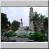 Merida - Kirche und ein Denkmal am Parque Cepeda Peraza in der Nähe des Zocalo
