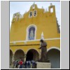 Izamal - Kloster San Antonio de Padua, eine Papststatue vor der Kirche