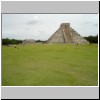 Chichen Itza - Pyramide des Kukulcan, Westseite; links Tempel der Krieger