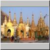 Yangon - Shwedagon Pagode, kleine Pagoden um den Zentralstupa (links unter dem Gerüst)