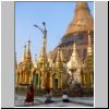 Yangon - Shwedagon Pagode, der Zentralstupa (eingerüstet) und kleinere Pagoden um ihn herum