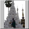 Yangon - Shwedagon Pagode, ein kleiner Turm wrd neu gestrichen