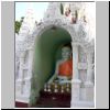 Yangon - Shwedagon Pagode, eine Buddha-Statue