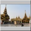 Yangon - Shwedagon Pagode, Wunscherfüllungsstelle nordwestlich des Zentralstupas, links die Versammlungshalle