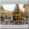 Yangon - Shwedagon Pagode, Gläubige an der Wunscherfüllungsstelle