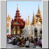 Yangon - Shwedagon Pagode, Gläubige an der Wunscherfüllungsstelle