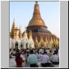 Yangon - Shwedagon Pagode, Gläubige an der Wunscherfüllungsstelle, hinten der Zentralstupa