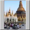 Yangon - Shwedagon Pagode, Gläubige an der Wunscherfüllungsstelle, hinten der Zentralstupa