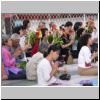 Yangon - Shwedagon Pagode, Gläubige an der Wunscherfüllungsstelle