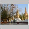 Yangon - Shwedagon Pagode, links heiliger Bodhi-Baum in der Nordwestecke, rechts der Zentralstupa