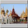 Yangon - Shwedagon Pagode, Nordseite, von links: chinesische Gebetshalle, Sandawdwin Tazaung (mit rotem Dach), Maha-Bodhi-Tempel und Gautama-Buddha-Gebetshalle