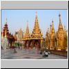 Yangon - Shwedagon Pagode, Nordseite, von links: Sandawdwin Tazaung (mit rotem Dach), Maha-Bodhi-Tempel, Gautama-Buddha-Gebetshalle und goldene Pagoden um den Zentralstupa