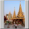 Yangon - Shwedagon Pagode, Nordseite, von links: Maha-Bodhi-Tempel, Gautama-Buddha-Gebetshalle