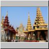Yangon - Shwedagon Pagode, Nordseite, von links: Sandawdwin Tazaung (mit rotem Dach), Maha-Bodhi-Tempel, Gautama-Buddha-Gebetshalle