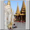 Yangon - Shwedagon Pagode, rechts die Gautama-Buddha-Gebetshalle nördlich des Zentralstupas