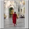 Yangon - Shwedagon Pagode, Buddhastatuen und ein Mönch (nördlich von Zentralstupa)