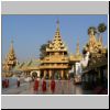 Yangon - Shwedagon Pagode, Nordseite, Überdachung des Nordeingangs und junge Mönche