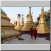 Yangon - Shwedagon Pagode, kleine Stupas vor der Naungdawgyi-Pagode im Nordosten