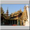 Yangon - Shwedagon Pagode, Bauwerke nordöstlich des Zentralstupas, links Gebäude mit der Maha-Tissada-Glocke