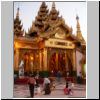 Yangon - Shwedagon Pagode, Kakusandha-Tempel im Osten der Pagode (abends)