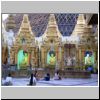 Yangon - Shwedagon Pagode, Buddha-Statuen südlich des Zentralstupas (abends)