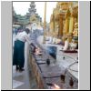 Yangon - Shwedagon Pagode, Kerzen und Figuren vor dem Zentralstupa