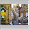 Yangon - Shwedagon Pagode, Buddha-Statuen und eine Andachtsstelle vor dem Zentralstupa