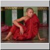 Yangon - Shwedagon Pagode, ein Mönch