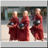 Yangon - junge Mönche vor der Kyauk Htat Gyi Pagode