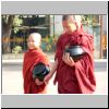 Yangon - junge Mönche vor der Kyauk Htat Gyi Pagode