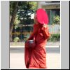 Yangon - ein Mönch vor der Kyauk Htat Gyi Pagode