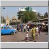 Yangon - eine Straßenszene vor der Botataung Pagode