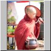 Yangon - ein Mönch (bei der Botataung Pagode)