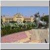Yangon - Maha Bandoola Garden, ein Löwe vor dem Unabhängigkeitsdenkmal, hinten das Rathaus