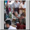 Yangon - eine Straßenszene an der Mahabandoola Road, Straßenrestaurant