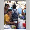 Yangon - eine Straßenszene an der Mahabandoola Road, Wasser-Verkaufsstand (aus einem Eisbrocken)