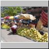 Yangon - Chinatown, ein Obst- und Gemüsemarkt an der Mahabandoola Road