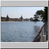 Mandalay - Wassergraben und die Mauer mit Wachtürmen um den Mandalay Fort (Westseite)