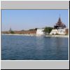 Mandalay - Wassergraben und die Mauer mit Wachtürmen um den Mandalay Fort (Westseite)