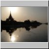 Mandalay - Wassergraben und die Mauer um den Mandalay Fort beim Sonnenuntergang (Nordostecke)