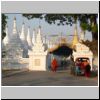 Mandalay - Stupas auf dem Gelände des Sandamani Paya Tempels
