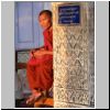 Mandalay - ein Mönch in der Pagode auf dem Mandalay Hill