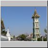 Mandalay - ein Uhrturm neben der Mahamuni Pagode