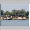 auf dem Ayeyarwady zwischen Mandalay und Mingun - Dorf am Flußufer